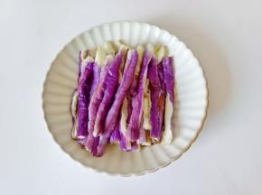 蒸好的茄子撕成长条。