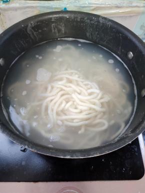 水开放入土豆粉，煮熟！