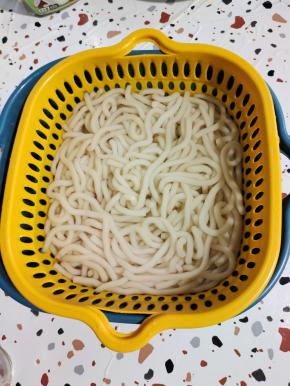 过几遍凉水。以免黏连！