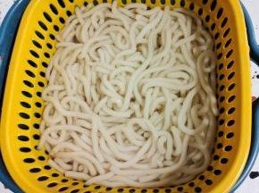 过几遍凉水。以免黏连！