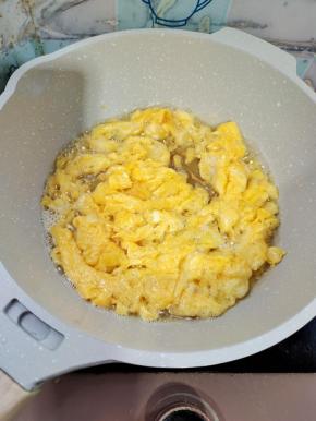 起锅烧油，放入鸡蛋，煎熟，盛出备用！