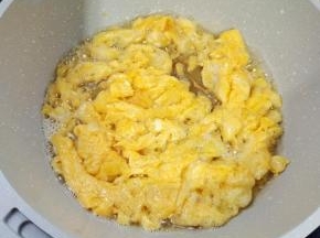 起锅烧油，放入鸡蛋，煎熟，盛出备用！
