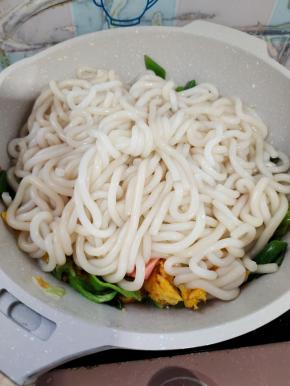 放入土豆粉翻炒均匀！