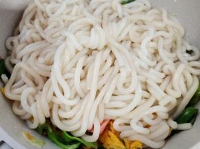 放入土豆粉翻炒均匀！