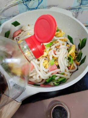 放入两勺生抽！