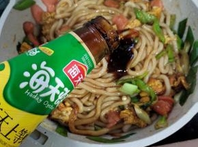 一勺蚝油，翻炒均匀！