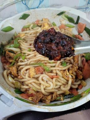 再放入一勺老干妈！