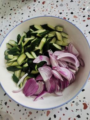 黄瓜洗净切成小块，洋葱洗净切成丝备用！