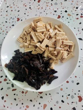 木耳和腐竹提前用温水泡发好！清洗干净，把木耳撕成小块，腐竹切成段备用！