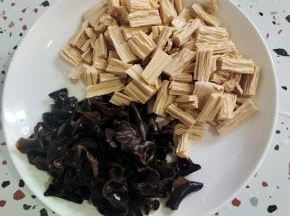 木耳和腐竹提前用温水泡发好！清洗干净，把木耳撕成小块，腐竹切成段备用！