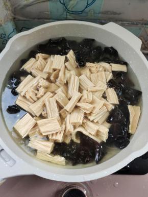 水开，放入一勺盐少许油。先放入木耳煮一分钟，再放入腐竹继续焯水一分钟！（焯水的时候放入一勺盐和少许油，可以使食材更鲜亮！）