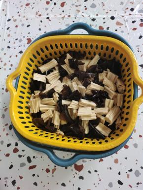 放入凉开水中，过凉！再控干水分备用！