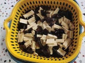 放入凉开水中，过凉！再控干水分备用！