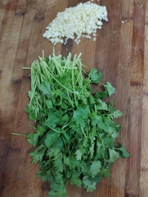 蒜瓣拍碎切成蒜末，香菜切成段备用！