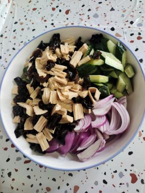 把处理好的食材放入大碗中！