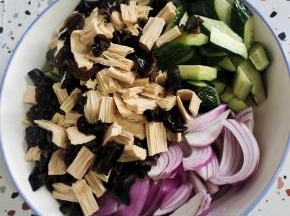 把处理好的食材放入大碗中！