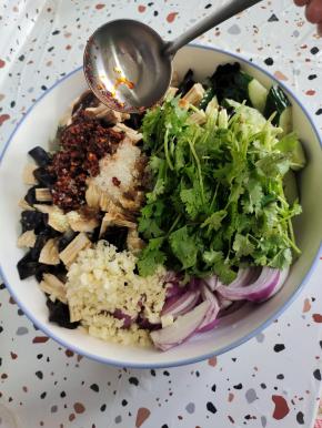 放入蒜末，香菜，两大勺生抽，两大勺香醋，一勺白糖，一大勺辣椒油，一勺盐，适量的鸡精，适量的香油！