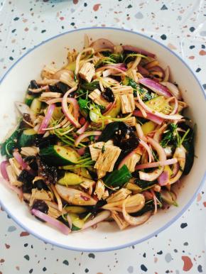 翻拌均匀即可食用！放入冰箱冷藏一下，味道更佳！