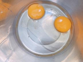 盆里加入玉米油和鸡蛋打散至完全融合