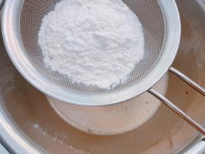 筛入低筋面粉和泡打粉