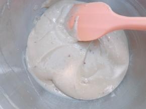 用刮刀翻拌均匀无颗粒