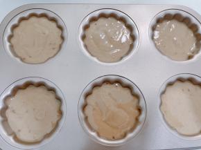 把面糊装入裱花袋后挤入贝壳模具里，如果不确定模具是否能顺利脱模，要提前抹油撒粉防粘