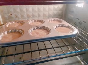 装好面糊轻震出气泡后，放入预热好的烤箱中层180度烤16分钟左右