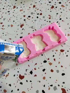 把安慕希酸奶倒进雪糕模具中！