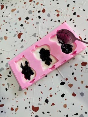 放入适量的蓝莓果酱！