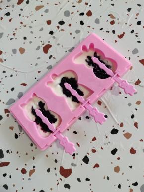 把雪糕棍插进卡槽中！