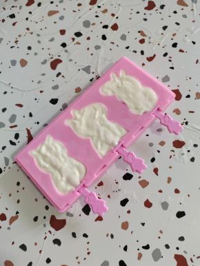 再继续倒入适量的安慕希酸奶！