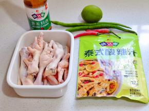 准备食材，凤爪洗净，指甲剪掉。