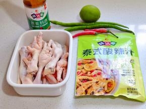 准备食材，凤爪洗净，指甲剪掉。