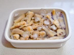 捞出冲洗后放入冰水中。