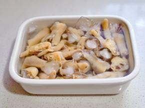 捞出冲洗后放入冰水中。