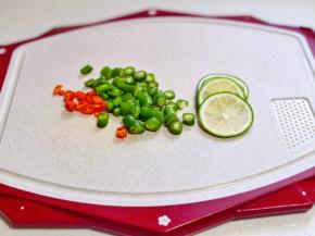 双椒洗净切段，柠檬切片。