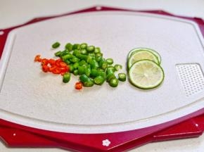 双椒洗净切段，柠檬切片。