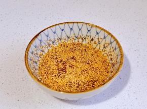 辣椒粉+芝麻倒入热油搅拌均匀。