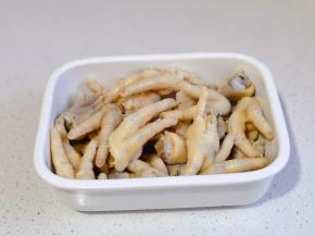 冰过的鸡爪沥干水分。