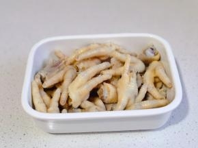 冰过的鸡爪沥干水分。