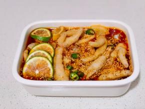 再加入油辣子，100毫升凉开水。