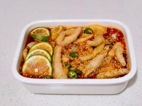 再加入油辣子，100毫升凉开水。