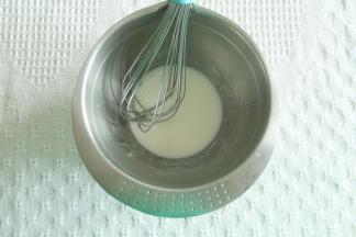 分离蛋白蛋黄。蛋白冷藏备用。盆中倒入牛奶、玉米油。搅打至乳化。