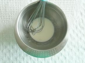 分离蛋白蛋黄。蛋白冷藏备用。盆中倒入牛奶、玉米油。搅打至乳化。