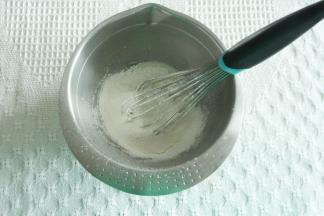 筛入低粉+玉米淀粉，Z字型混合至无干粉。