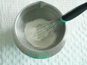 筛入低粉+玉米淀粉，Z字型混合至无干粉。