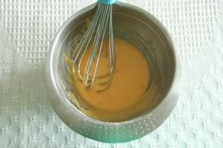 Z字型搅打混匀成顺滑细腻的蛋黄糊。