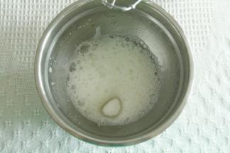 预热烤箱，上下180，蛋白取出加柠檬汁去腥。低速打至鱼眼泡加1/3糖。