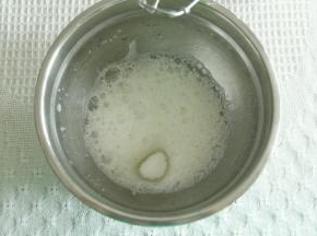 预热烤箱，上下180，蛋白取出加柠檬汁去腥。低速打至鱼眼泡加1/3糖。