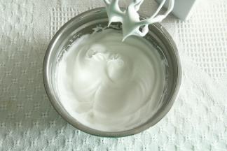 中速打至细密小泡加1/3糖，打到带纹路加最后的糖。转高速打到干性发泡，转低速打几圈整理大气泡，提起打蛋头成尖角状态。